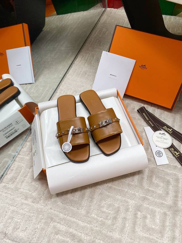 橙子出厂价P Hermes 爱马仕Giulia凉鞋系列 时尚又百搭 超级舒服 每个细节都做到极致 独家开模纯钢Kelly扣 Size：35~40