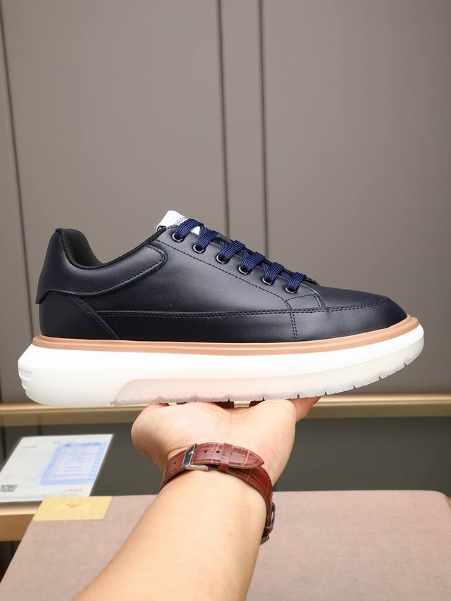 p Giorgio Armani 乔治阿玛尼 男士运动休闲鞋这款运动休闲鞋采用小牛皮鞋面，后跟光滑小牛皮包裹，皮质柔软细腻，舒适透气，鞋舌饰有品牌Logo压纹字