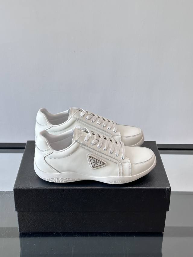 prad*普拉达新品男士高端运动鞋，这款运动鞋休闲百搭，选用进口牛皮打造，进口牛皮内里，轻质大底，脚感非常舒适，运用柔和简洁的线条勾勒出运动风廓形。鞋底轻盈而稳