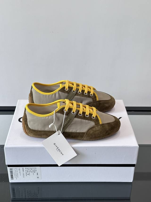 givenchy艺术总监Sarahburton首季休闲鞋Sarah Burton 以全新设计诠释 Givenchy！ 新款系带运动鞋，简约时尚小白鞋，小牛皮拼接