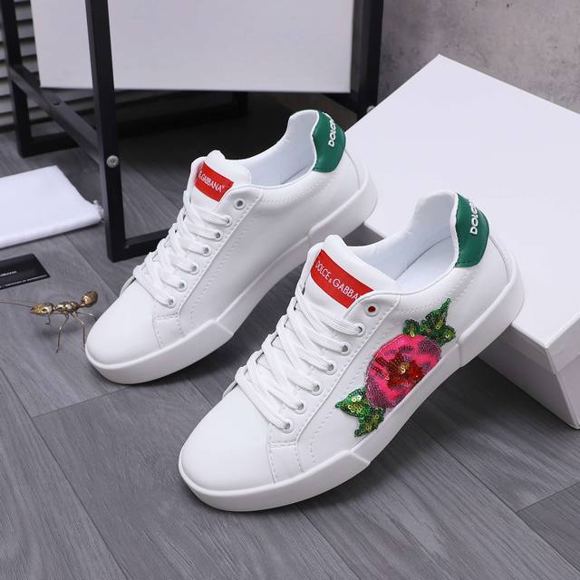 商品商标：Dg 杜嘉班纳 情侣款休闲鞋 正码码数: 35-46 商品材料：精选车缝线亮片装饰牛皮鞋面 皮内里 牛皮鞋垫 原版大底