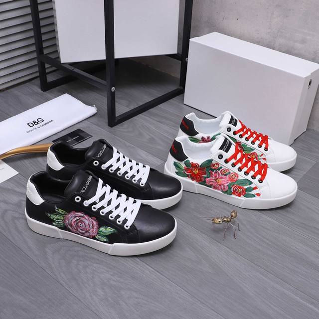 商品商标：Dg 杜嘉班纳 情侣款休闲板鞋 正码码数: 35-46 商品材料：精选优质丝印牛皮鞋面 皮内里 牛皮鞋垫 原版大底
