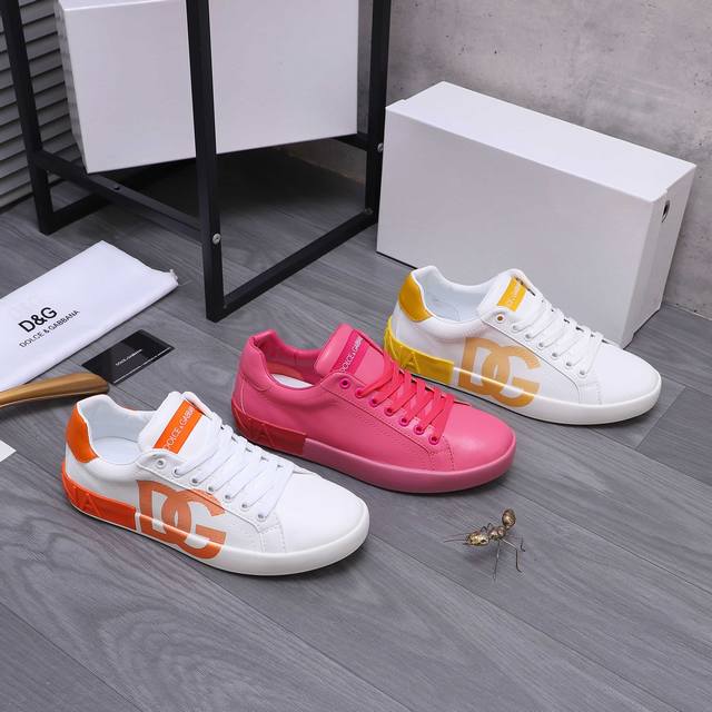 商品商标：Dg 杜嘉班纳 情侣款休闲鞋 正码码数: 35-46 商品材料：精选优质牛皮鞋面 皮内里 牛皮鞋垫 原版大底