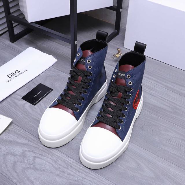 商品商标：Dg 杜嘉班纳 高帮休闲鞋 正码码数: 38-46 商品材料：精选牛皮车缝线鞋面 皮内里 牛皮鞋垫 原版大底