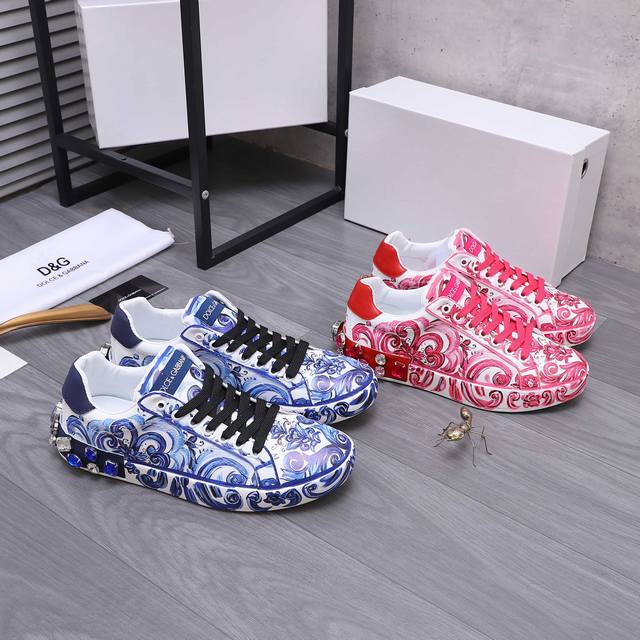 商品商标：Dg 杜嘉班纳 情侣款休闲鞋 正码码数: 35-46 商品材料：精选优质牛皮鞋面 皮内里 后跟贴钻装饰 原版大底