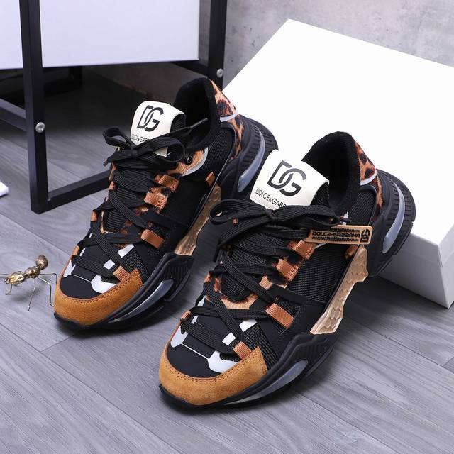 商品商标：Dg 杜嘉班纳 情侣款休闲鞋 正码码数: 35-46 商品材料：精选牛皮拼接网鞋面 短绒内里 牛皮鞋垫 原版大底