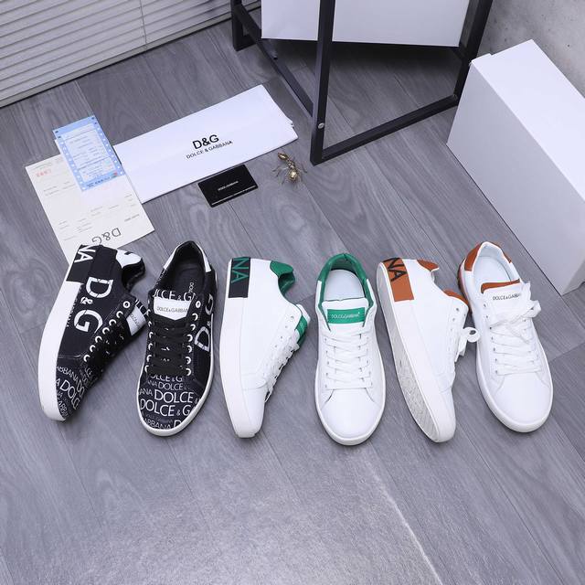 商品商标：Dg 杜嘉班纳 情侣款休闲板鞋 正码码数: 35-46 商品材料：精选牛皮拼接鞋面 皮内里 牛皮鞋垫 原版大底