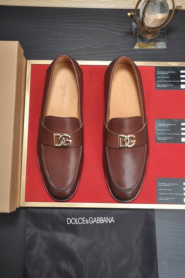 出厂价p D&G Bernini 系列莫卡辛鞋，点缀全新仿古标牌。采用 Mino 小牛皮制成，复古与亮泽质感相得益彰，释放当代考究魅力 Size 38-44 4