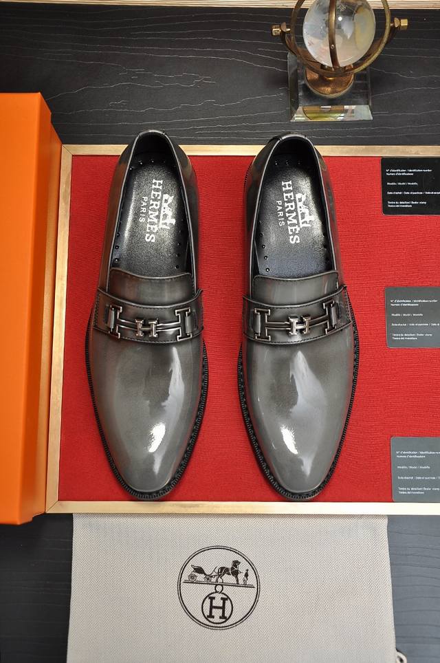 出厂价p 爱马仕 Hermes 羊皮内里 意大利顶级奢侈他不追求新奇的款式和华丽的色彩，以其完美无瑕、优雅、经典的风格吸引着成功男士的青睐！这款非常非常舒适，简