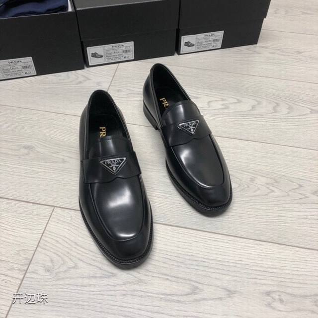 新品prad*精品四季鞋 意大利进口开边珠牛皮 搭配经典三角Logo饰扣 柔软牛皮内里+牛皮垫脚 原版真皮大底+已加橡胶片可直接上脚穿啰 超舒服的一款 男神必备