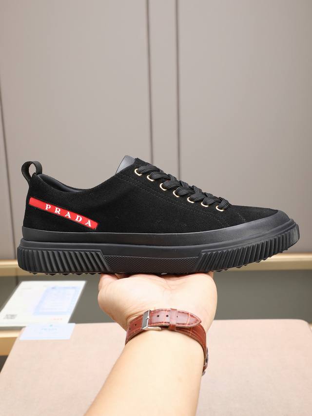 p prad*普拉达新品男士休闲鞋，这款休闲百搭，选用头层牛皮打造，橡胶大底，脚感非常舒适，运用柔和简洁的线条勾勒出运动风廓形。鞋底轻盈而稳固，鞋舌带有标志性L