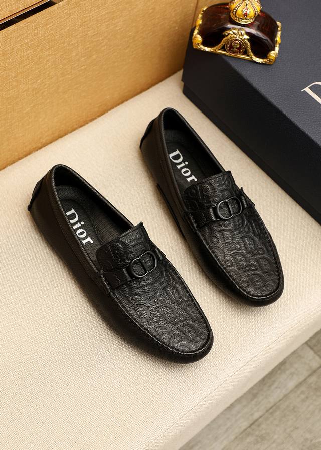 商品商标：Dior 迪奥 豆豆鞋 正码码数: 38-44 45.46.47订做 商品材料：精选 意大利进口头层牛皮鞋面+奢华五金扣，进口水染猪皮内里。强烈立体视