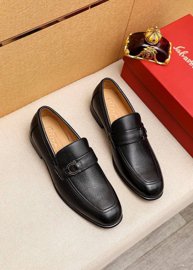 商品商标：Ferragamo 菲拉格慕 休闲皮鞋 正码码数: 38-44 45.46.47订制 商品材料：精选 进口头层荔枝纹牛皮鞋面+奢华五金扣，进口水染牛皮