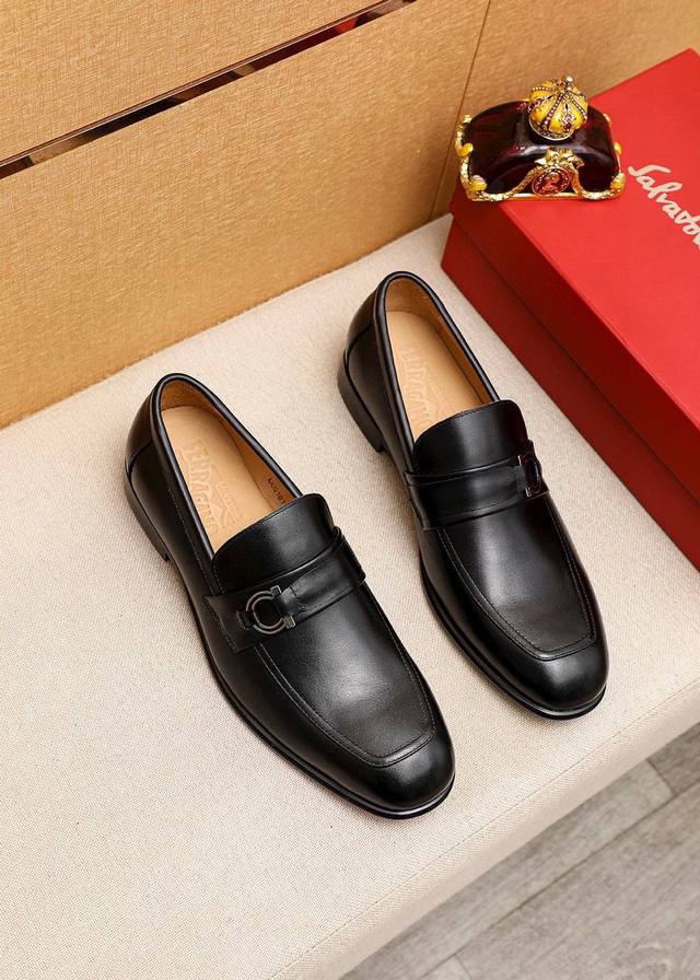 商品商标：Ferragamo 菲拉格慕 休闲皮鞋 正码码数: 38-44 45.46.47订制 商品材料：精选 进口头层小牛皮鞋面+奢华五金扣，进口水染牛皮内里