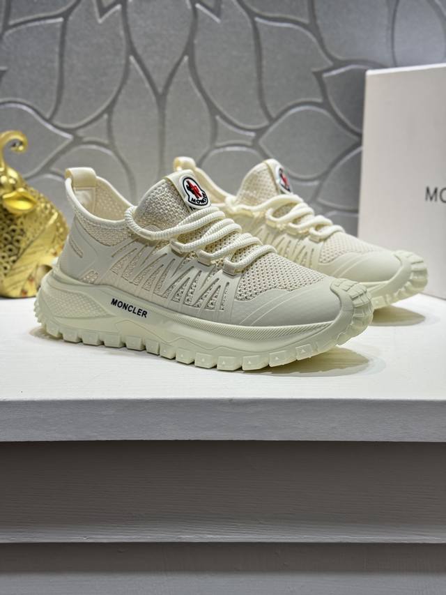 moncler 蒙口男士休闲运动鞋，具有舒适防滑性能，采用网面，兼备创新、功能性与图形细节于一体，诠释潮流时尚。大底高弹橡胶成型大底，具有高弹性高耐磨性，提高舒
