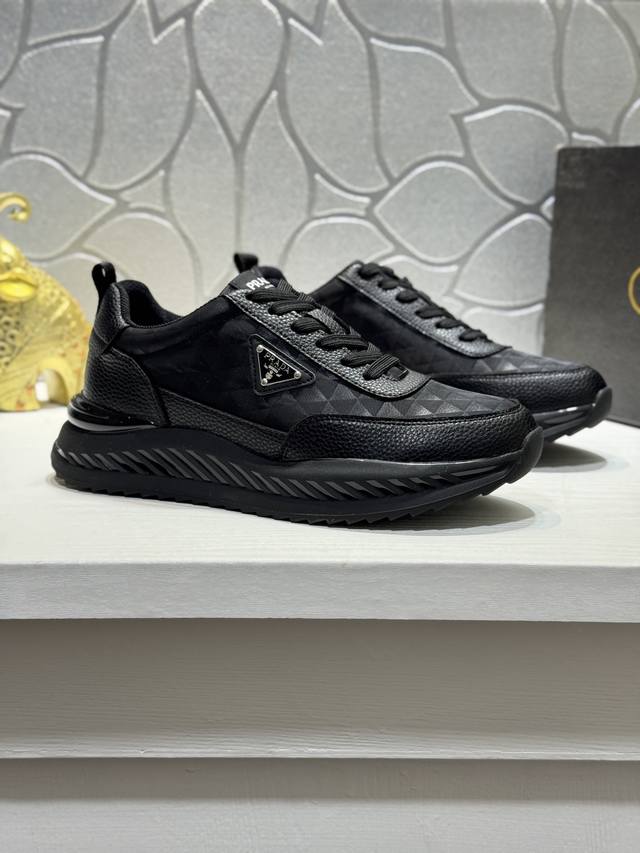prada* 高端精品 prada 普拉达 专柜最新款运动鞋出货 领先专柜款你懂的 。精选牛皮拼接面料制作而成。内里:网布内里。高端气垫开模防滑橡胶大底，精美线
