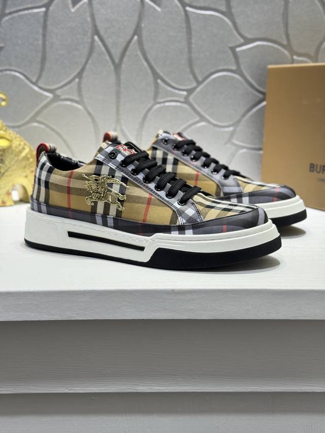 burberry* 原单品质 2025新款巴宝莉家男士经典低帮运动鞋，以 Vintage 复古格纹棉搭配牛皮材质焕新演绎，装饰焕新的品牌徽标。羊皮内里，耐磨防滑