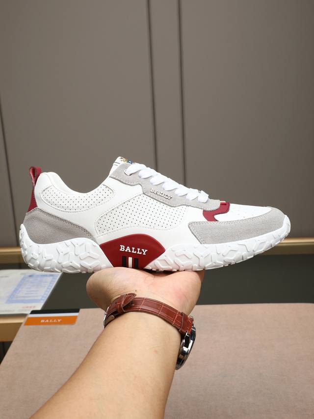p Bally 巴利新款休闲鞋，采用小牛皮拼接打造，糅合优雅风范与创新设计。大底外侧品牌Logo标志，摩登风范十足，鞋舌饰有品牌字母徽标，无不阐释品牌格调！羊里