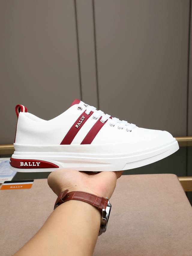 p Bally 巴利新款休闲鞋，采用小牛皮拼接打造，糅合优雅风范与创新设计。两侧饰以B家经典徽标，外侧饰以 Bally“字母标识，摩登风范十足，鞋舌饰有品牌字母