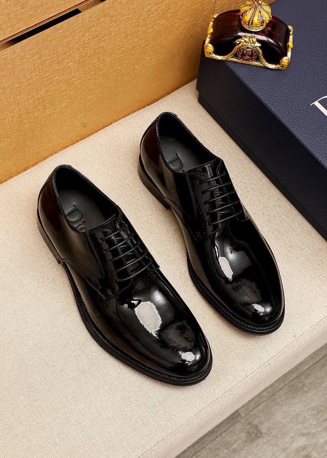 商品商标：Dior 迪奥 商务皮鞋 正码码数: 38-44 45.46.47订做 商品材料：精选 意大利进口头层开边珠牛皮鞋面，进口水染牛皮内里。强烈立体视觉效