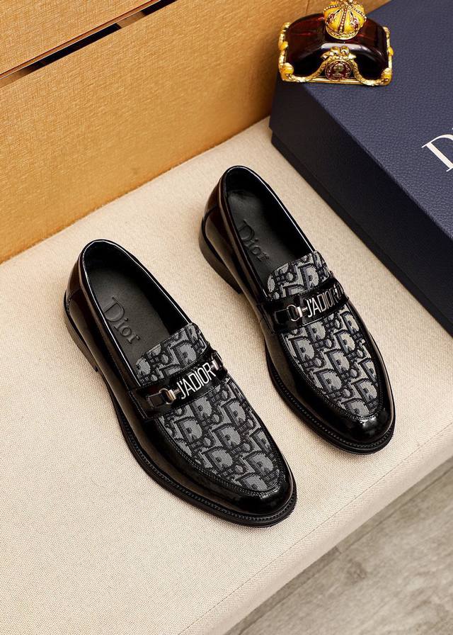 商品商标：Dior 迪奥 休闲皮鞋 正码码数: 38-44 45.46.47订做 商品材料：精选 意大利进口头层小牛皮压花鞋面+奢华五金扣，进口水染牛皮内里。强