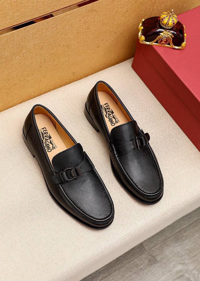 商品商标：Ferragamo 菲拉格慕 休闲皮鞋 正码码数: 38-44 45.46订制 商品材料：精选 进口开荔枝纹小牛皮鞋面+经典五金扣，进口水染牛皮内里。