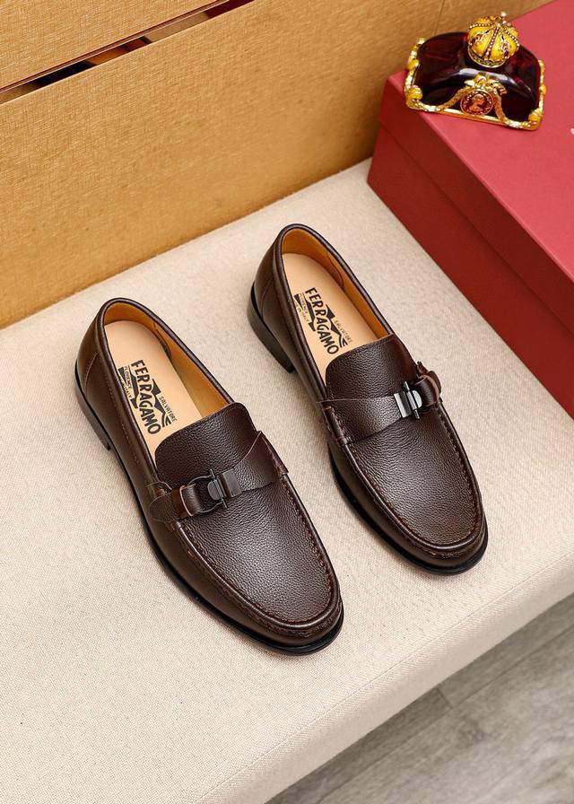 商品商标：Ferragamo 菲拉格慕 休闲皮鞋 正码码数: 38-44 45.46订制 商品材料：精选 进口荔枝纹小牛皮鞋面+经典五金扣，进口水染牛皮内里。强