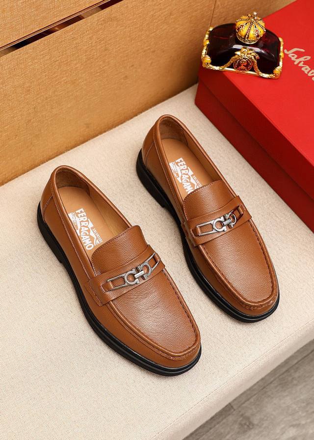商品商标：Versace 范思哲 休闲皮鞋 正码码数: 38-44 45.46订制 商品材料：精选 进口头层小牛皮压花鞋面+奢华五金扣，进口水染牛皮内里。强烈立