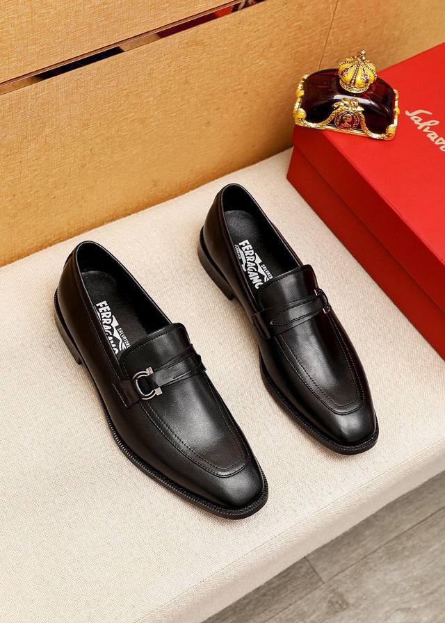 商品商标：Ferragamo 菲拉格慕 商务皮鞋 正码码数: 39-44 38.45.46订制 商品材料：精选 进口小牛皮鞋面+经典五金扣，进口羊皮内里。强烈立