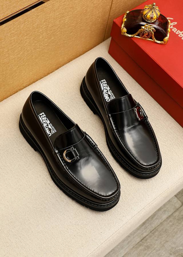 商品商标：Ferragamo 菲拉格慕 休闲皮鞋 正码码数: 39-44 38.45订制 商品材料：精选 进口头层开边珠牛皮鞋面+奢华五金扣，进口水染牛皮内里。