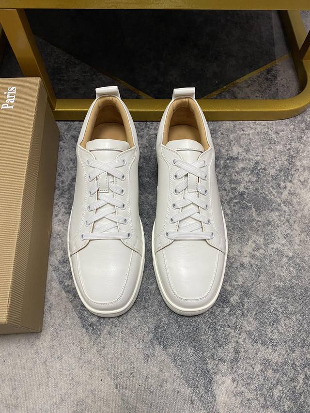 出厂价p 情侣款 。Christian Louboutin Cl红底鞋 专柜烫钻柳钉系列，情侣休闲板鞋 独家热款发布活动乳胶垫脚成品大底车线 女35-40#男3