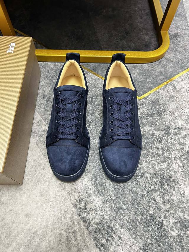 出厂价p 现货 。Christian Louboutin Cl红底鞋 专柜烫钻柳钉系列，情侣休闲板鞋 独家热款发布活动乳胶垫脚成品大底车线 女35-40#男38