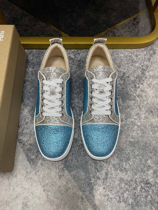 出厂价p 现货情侣款 。Christian Louboutin Cl红底鞋 专柜烫钻系列，情侣休闲板鞋 独家热款发布活动乳胶垫脚成品大底车线 女35-40#男3