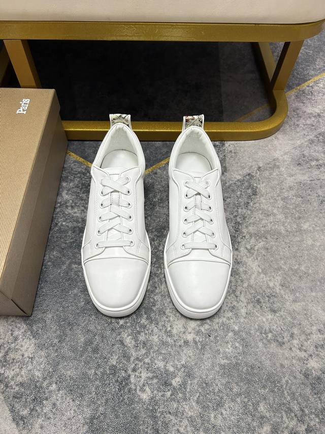 出厂价p 定做款 。Christian Louboutin Cl红底鞋 专柜烫钻系列，情侣休闲板鞋 独家热款发布活动乳胶垫脚成品大底车线 女35-40#男38#