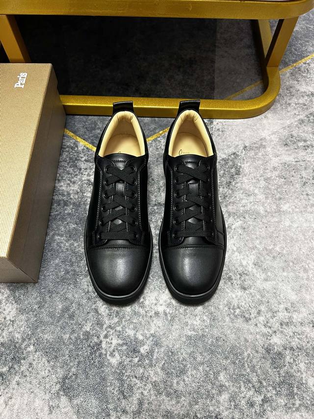 出厂价p 。Christian Louboutin Cl红底鞋 专柜烫钻系列，情侣休闲板鞋 独家热款发布活动乳胶垫脚成品大底车线 女35-40#男38#-46,