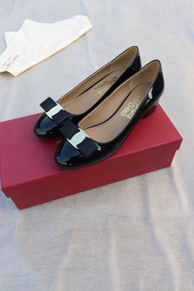 工厂p价 女装女鞋 运动原单 Salvatore Ferragamo 菲拉格慕Sf经典款， 修脚版型，上脚超美 跟高：3Cm 经典布扣 鞋面：进口牛漆皮 内里：