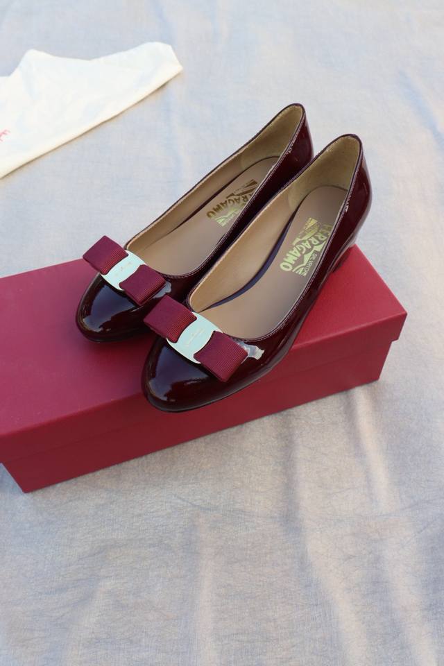 工厂p价 Salvatore Ferragamo 菲拉格慕Sf经典款， 修脚版型，上脚超美 跟高：3Cm 经典布扣 鞋面：进口牛漆皮 内里：羊皮 垫脚：羊皮 码