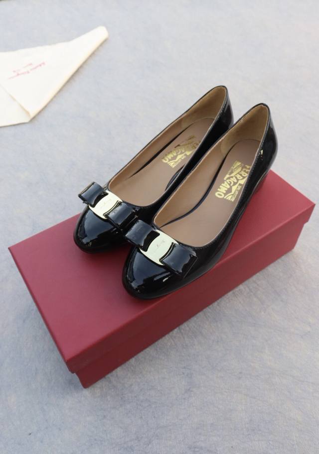 工厂p价 女装女鞋 运动原单 Salvatore Ferragamo 菲拉格慕Sf经典款， 修脚版型，上脚超美 跟高：3Cm 皮扣 鞋面：进口牛漆皮 内里：羊皮