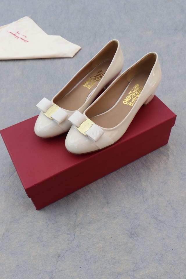 工厂p价 女装女鞋 运动原单 Salvatore Ferragamo 菲拉格慕Sf经典款， 修脚版型，上脚超美 跟高：3Cm 经典布扣 鞋面：进口牛漆皮 内里：