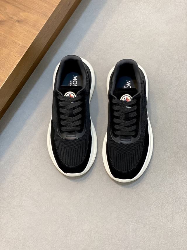 调工厂p价 男装男鞋 运动原单 Moncler 蒙口男士休闲运动鞋，具有舒适防滑性能，采用一体成型进口飞织科技面料制成，兼备创新、功能性与图形细节于一体，诠释潮