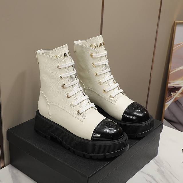 工厂p价 女装女鞋 运动原单 Cc小香秋冬牛皮短靴新品Fw23 New Arrival～香家短靴基础版型，利落帅气！挺阔饱满，帅气拿捏！流线，材质，工艺严苛遵循