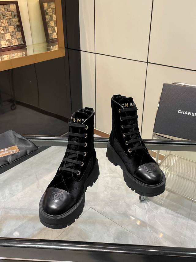 工厂p价 Cc小香秋冬牛皮短靴新品New Arrival～香家短靴基础版型，利落帅气！挺阔饱满，帅气拿捏！流线，材质，工艺严苛遵循原版精髓小香五金扣装饰鞋舌，精