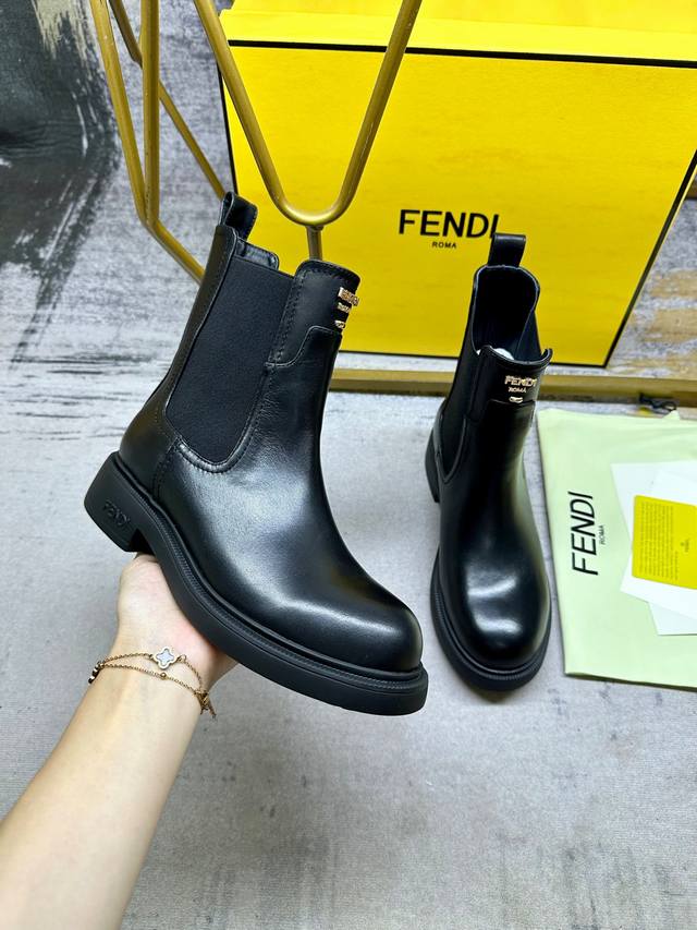 工厂p价 女装女鞋 运动原单 Fendi 全新切尔西靴，黑色牛皮面料，羊皮内里垫脚，金色扣件点缀，造型舒适时尚前卫，35-42码