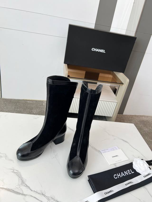 工厂p价 女装女鞋 运动原单 2025Chanel拼接短靴，经典与时尚的碰撞 黑与驼的配色，复古又高级 上脚瞬间气场拉满，是穿搭里的点睛之笔 每一步都踩着优雅，