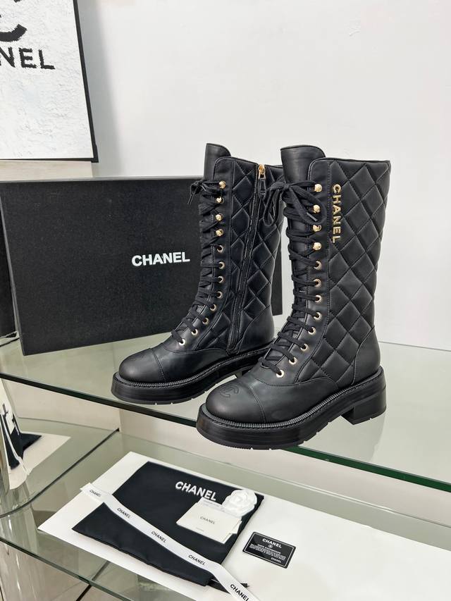 工厂p价 女装女鞋 运动原单 Chanel 终于拥有这双香奈儿菱格靴啦 经典菱格纹配上黑白配色，时髦又高级，厚底走路也超稳～ 穿上秒变时尚酷盖，香奶奶的魅力谁懂