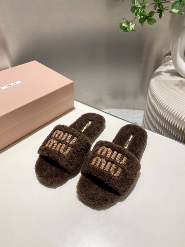 出厂价p 女装女鞋 运动原单 Miumiu顶级版本 2025秋冬潮品毛毛拖 ！1：1开模秒杀市场一切版本 欧美名媛 明星 网红Girl 大爱款 ，冰岛进口羊毛