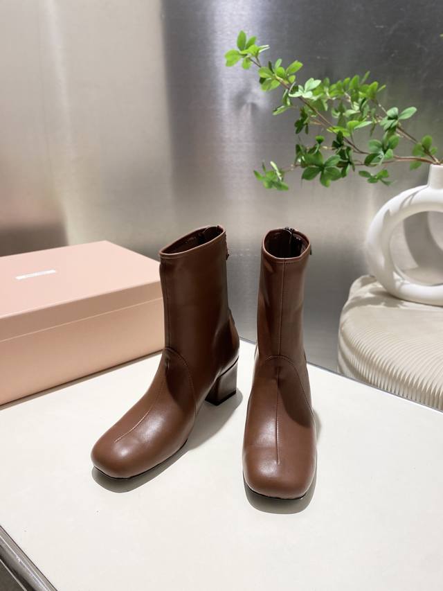 出厂价p 女装女鞋 运动原单 Miumiu 2025冬季新款小矮靴今年官网主推的爆款 Miumiu一直以来都是以少女心Blingbling著称，这款鞋也不例外鞋