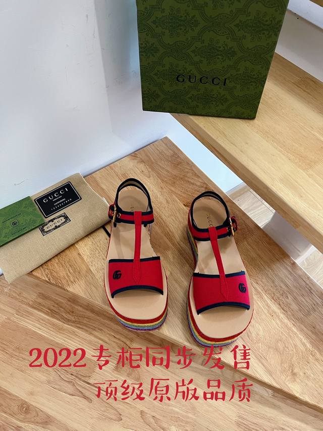 工厂p价 女装女鞋 运动原单 22Ss春夏Gucci古奇草编彩虹松糕厚底凉鞋 ，能够为你的夏日装扮带来一抹摩登风情。 鞋面：皮革，织物 衬里：皮革 鞋底：皮革内