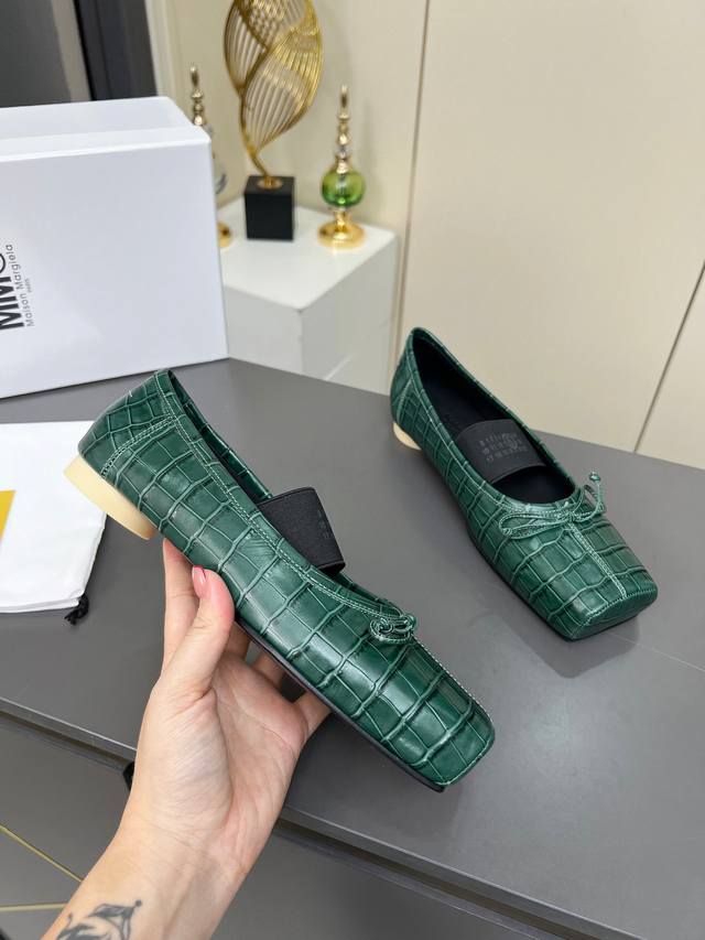 工厂p价 女装女鞋 运动原单 ｜ 马吉拉最近超级的芭蕾舞猪嘴鞋 鬼才设计师品牌，一个轻奢品牌 舒适度不用说，肯定会很舒服的，廓形 独具匠心的鳄鱼纹皮料和对比材质