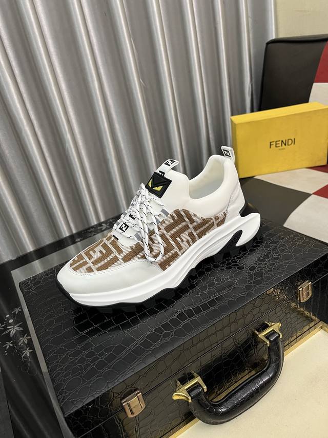 调工厂p价 男装男鞋 运动原单 Fendi 芬迪经典舒适男士，这款复杂的运动鞋是由柔软的小牛皮真皮内里原版超轻橡胶材质粗纹大底 这种独特的轻薄风格适合这个季节的